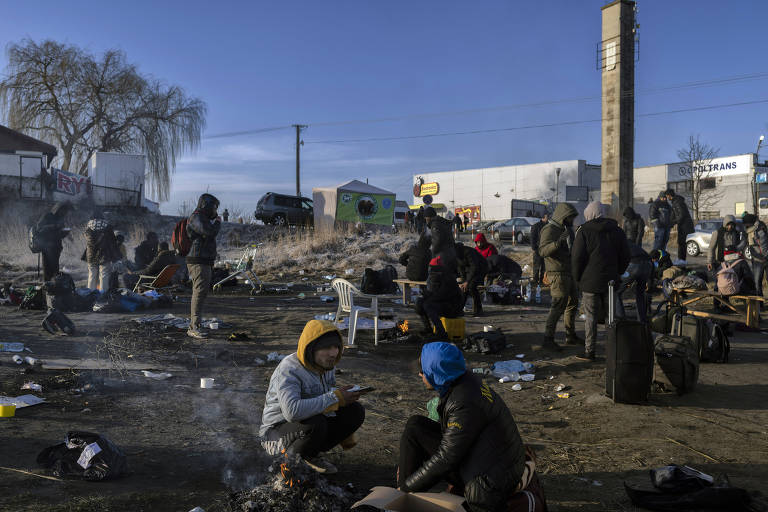 Refugiados da Ucrânia descansam depois de cruzar a fronteira para Medyka, na Polônia