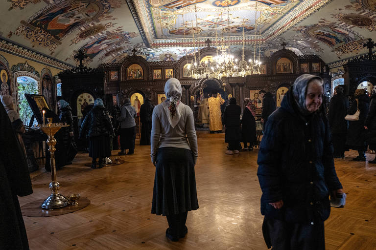 Pessoas se reúnem para um serviço religioso no Mosteiro das Cavernas, em Kiev