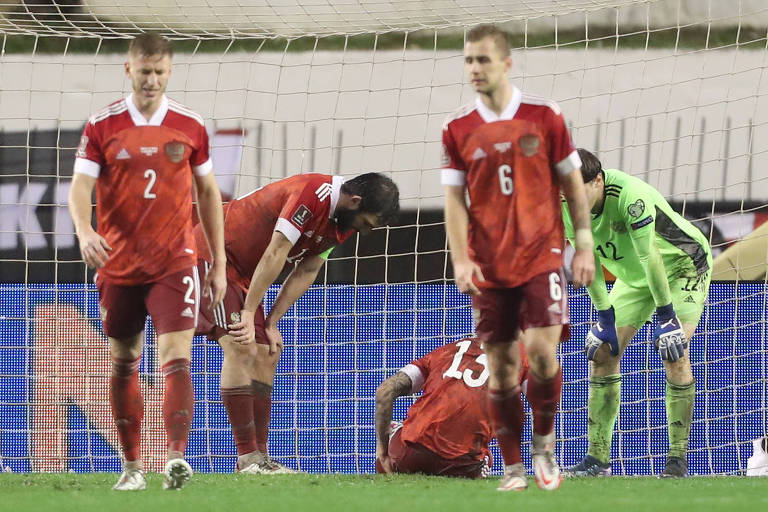 Jogadores russos lamentam gol da Croácia nas Eliminatórias para a Copa do Mundo do Qatar