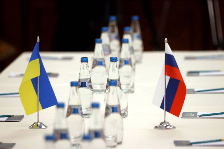 Bandeiras da Ucrânia e da Rússia colocadas na mesa de negociações em Gomel, na Belarus