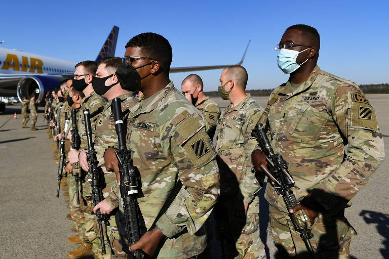 Tropas dos EUA  no Aeroporto Albrecht Duerer, em Nuremberg, na Alemanha, se preparam para transferência para base militar em Grafenwoehr, também na Alemanha