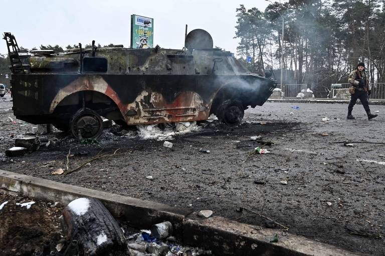 Blindado de transporte de pessoal ucraniano BTR-4 queimado perto de Brovari, cidade próxima de Kiev