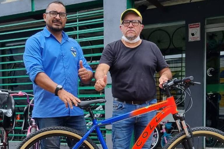 Antonio Tadeu, presidente do Rondoniense (à dir.) recebe doação de bicicleta