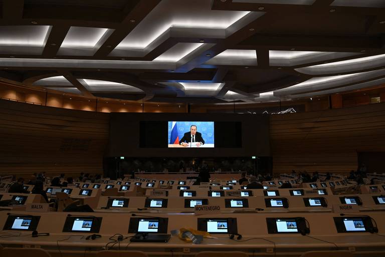 Telão exibe discurso do chanceler russo, Serguei Lavrov, em sala esvaziada devido a boicote durante Conferência de Desarmamento, em Genebra