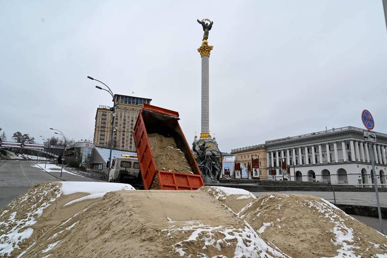 Um caminhão descarrega areia para proteger a Praça da Independência, em Kiev