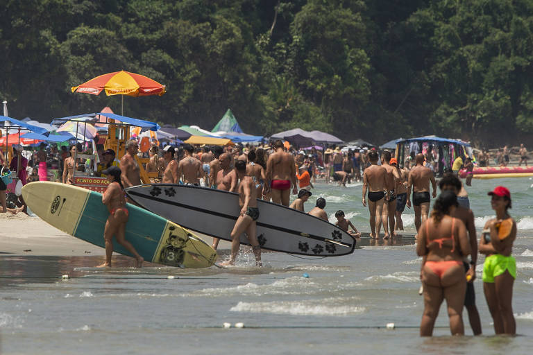 Turistas demonstraram felicidade por poderem ouvir barulho das ondas do mar sem a competição entre os mais variados ritmos tocados nas tradicionais caixas de com