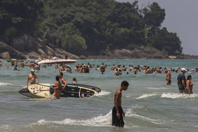 Céu azul e altas temperaturas favoreceram turistas que escolheram passar o feriado nas praias do litoral norte de São Paulo