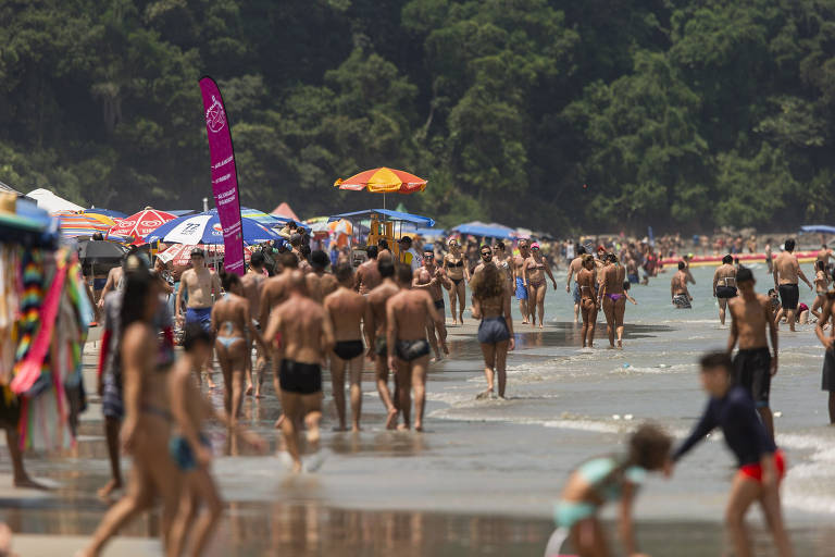 Ausência de desfiles e blocos de Carnaval atraíram o público às praias do litoral paulista