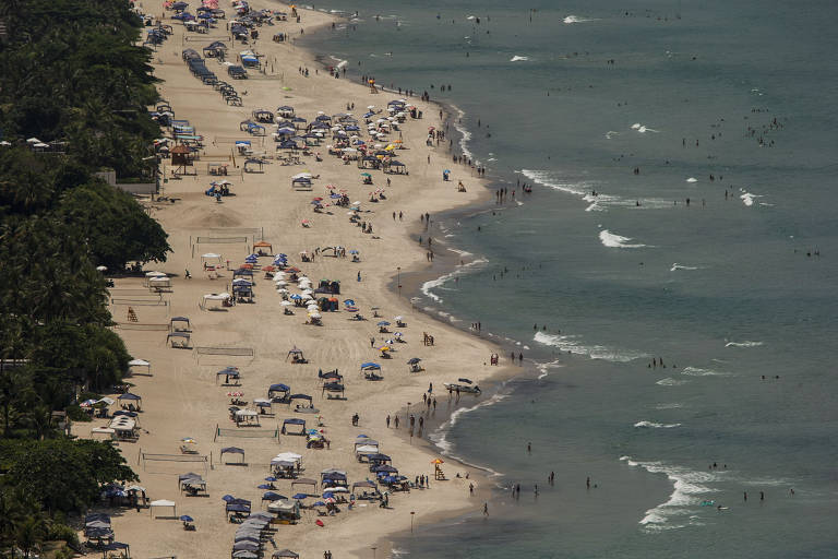Movimento na praia de Maresias, no litoral norte, foi mais fraco nesta terça (28) do que nos outros dias do feriado de Carnaval