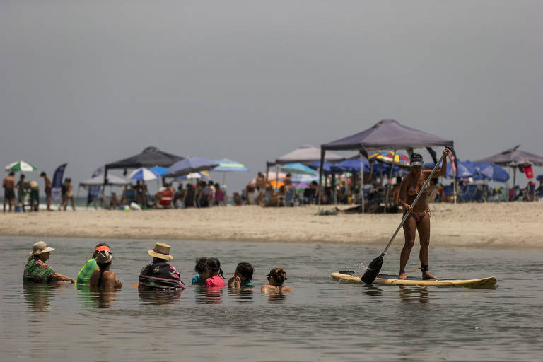 Famílias aproveitam para descansar em águas calmas na praia de Juquehy nesta terça-feira de Carnaval