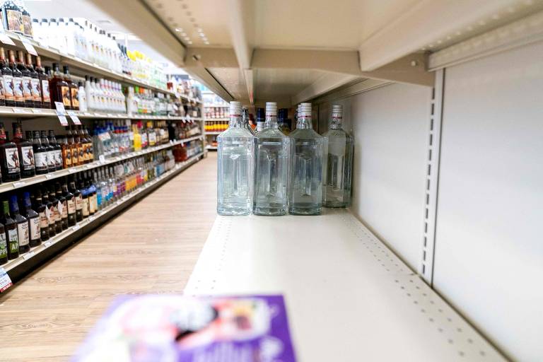 Espaço vazio em prateleira de supermercado, onde antes havia vodka russa, ao lado garrafas de bebidas alcóolicas