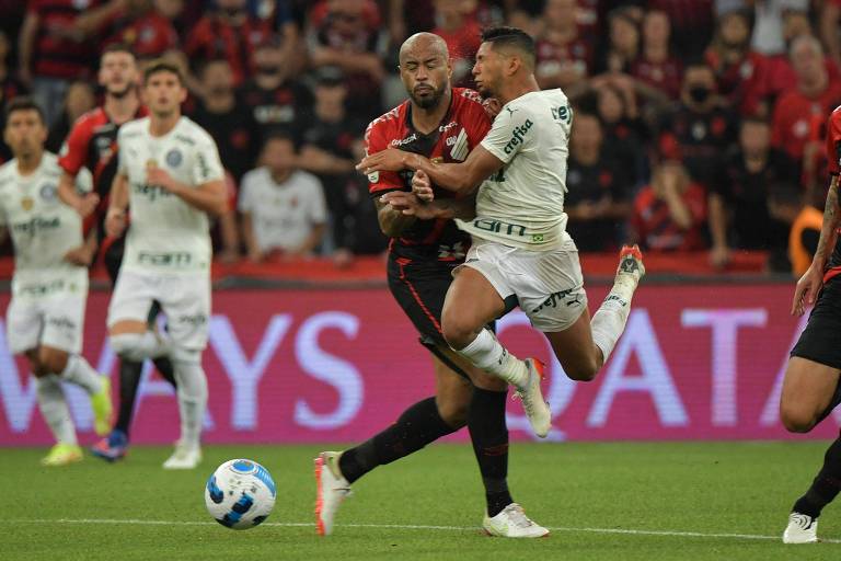 Thiago Heleno (à esq.) e Rony disputam a bola no primeiro jogo entre Palmeiras e Athletico pela Recopa