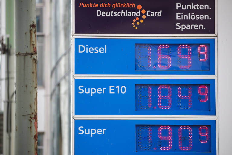 Painel de preços de combustíveis em um posto de gasolina na Alemanha
