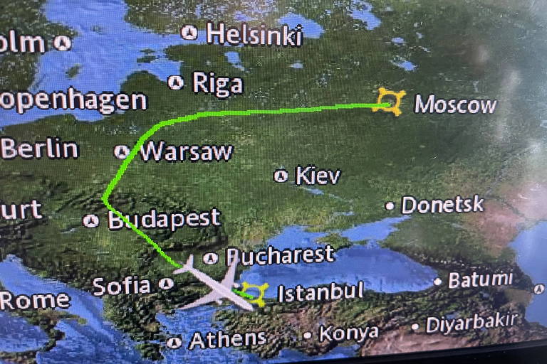 Mapa em tela de assento de avião da Turkish mostra o desvio na rota Moscou-Istambul, na segunda (28)
