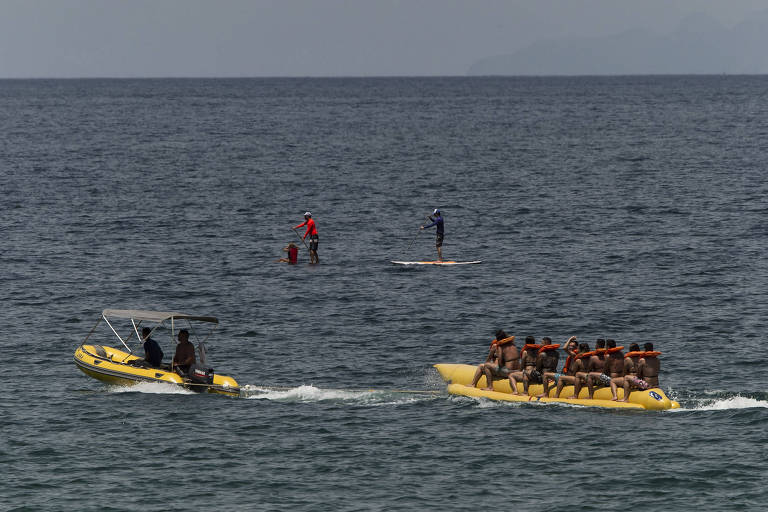 Turistas aproveitam o dia de sol na praia de Juquehy, litoral norte de São Paulo, durante feriado de carnaval