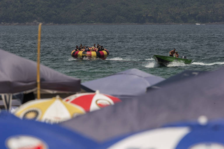 Turistas aproveitam o dia de sol na praia de Juquehy, litoral norte de São Paulo, durante feriado de carnaval