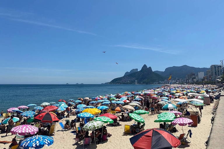 Praia de Ipanema lotada na tarde desta terça-feira, feriado no Rio de Janeiro 