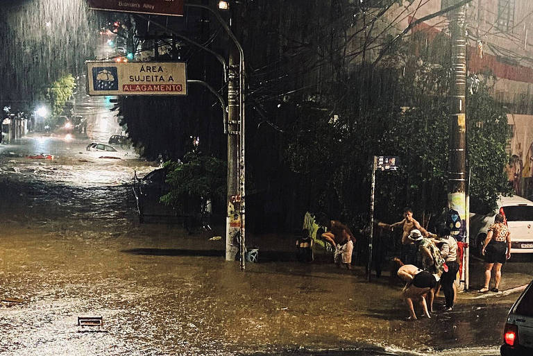 Nuvens Vermelhas Que Cercam Vila Escondidas Chuva São Emblema