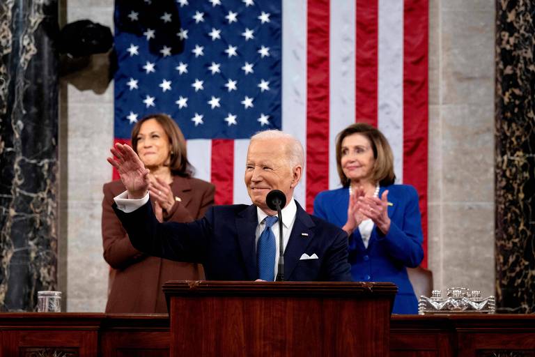 O presidente Joe Biden acena a parlamentares no discurso do estado da união, à frente da vice Kamala Harris, à esq., e da presidente da Câmara, Nancy Pelosi