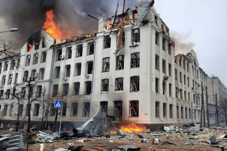 Bombeiros apagam incêndio no prédio do Departamento de Polícia em Kharkiv, atingido por bombardeio