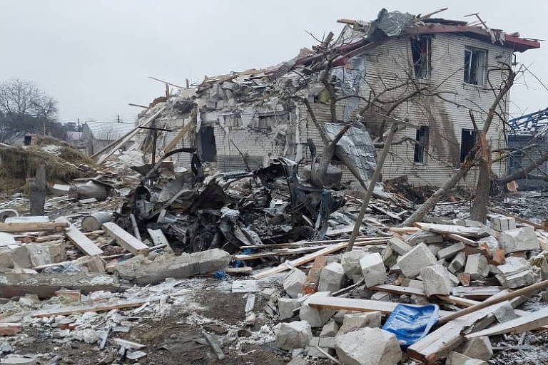 Imagem feita pelo governo ucraniano mostra área destruída em combates em Jitomir