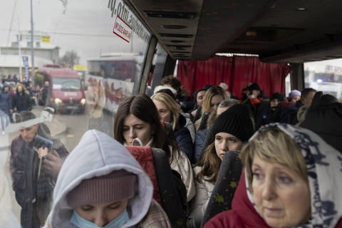 Ukrainian refugees leave Medyka, Poland on a bus to Przemysl after crossing the Ukrainian-Polish border, Feb. 25, 2022. RussiaÕs invasion of Ukraine has pushed tens of thousands of people out of their homes and fleeing across borders to escape violence. But unlike the refugees who have flooded Europe in crises over the past decade, they are being welcomed. (Maciek Nabrdalik/The New York Times) ORG XMIT: XNYT70