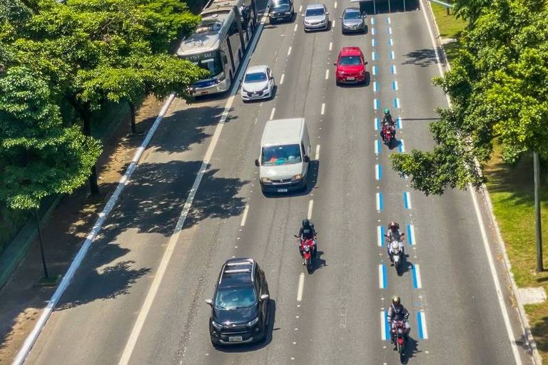 Projeto-piloto Faixa Azul implantou uma pista de 5,5 km para o tráfego exclusivo de motocicletas na avenida 23 de Maio