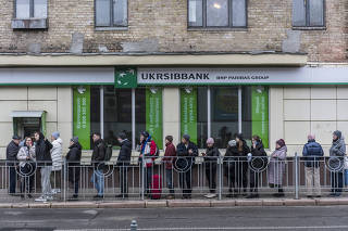A line outside a bank in Kyiv, Ukraine, Feb. 24, 2022. (Brendan Hoffman/The New York Times)