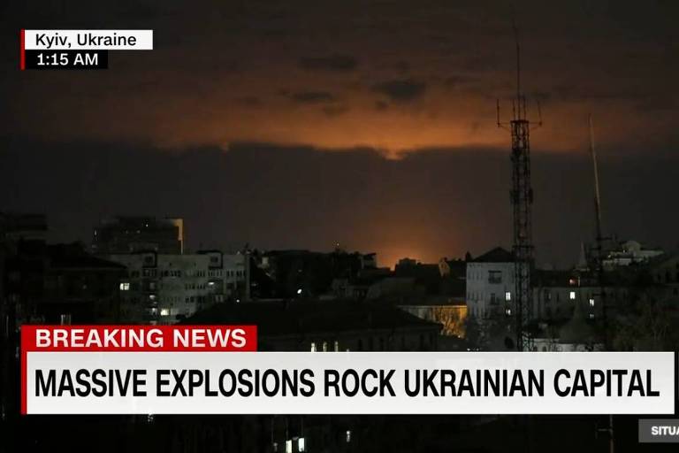 Explosões maciças perto de Kiev iluminaram o céu noturno a sudoeste da cidade, enquanto as forças russas se aproximavam por todos os lados