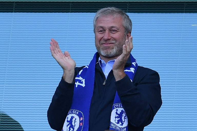 Pressionado, Abramovich põe Chelsea à venda e promete doar dinheiro a ucranianos