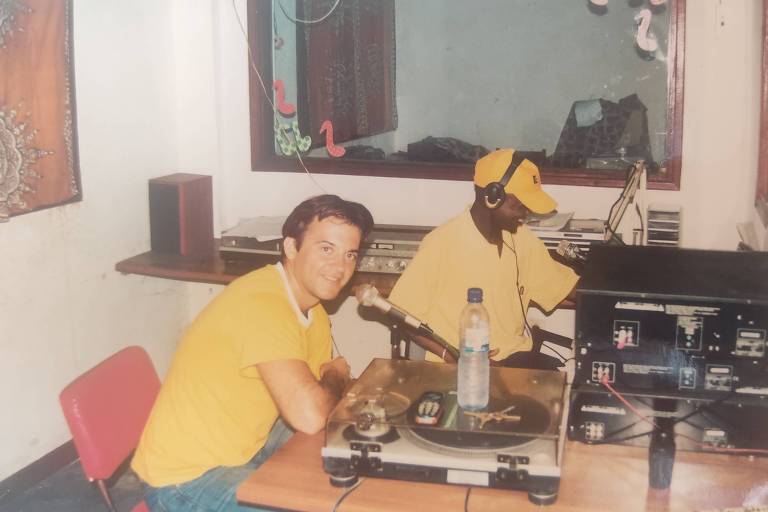 homem e menino vestidos de amarelo em estação de rádio