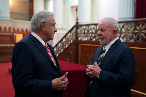This handout picture released by the Mexican Presidency press office shows Mexican President Andres Manuel Lopez Obrador (L) and Brazilian former President Luiz Inacio Lula da Silva (R) speaking after a private meeting at the Palacio Nacional in Mexico City, on March 2, 2022. (Photo by Mexican Presidency / AFP) / RESTRICTED TO EDITORIAL USE-MANDATORY CREDIT - AFP PHOTO / MEXICAN PRESIDENCY - NO MAFRKETING - NO ADVERTISING CAMPAIGNS - DISTRIBUTED AS A SERVICE TO CLIENTS ORG XMIT: AES924