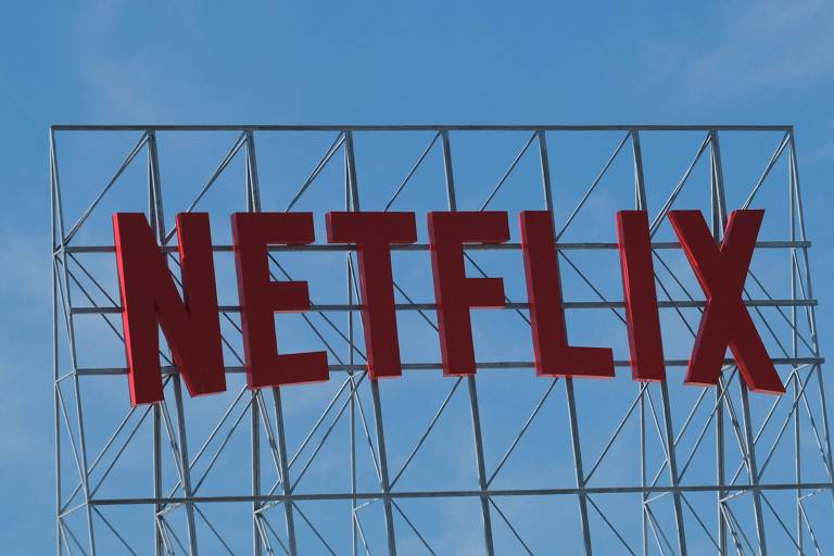 Logotipo da Netflix no topo de seu prédio de escritórios em Hollywood, Califórnia