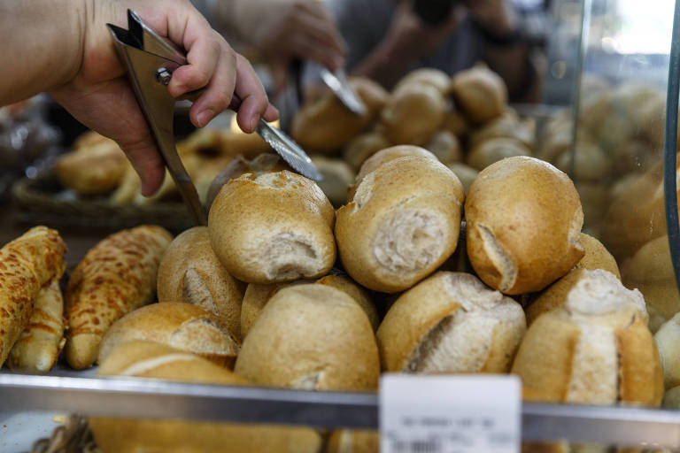 Venda de pão francês em padaria de São Paulo