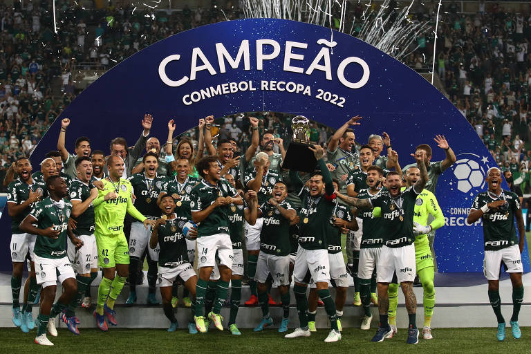 Jogadores do Palmeiras recebem a taça da Recopa Sul-Americana