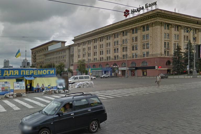 Captura de tela pelo Google Maps de praça em frente ao prédio governo em Kharkiv - antes e depois