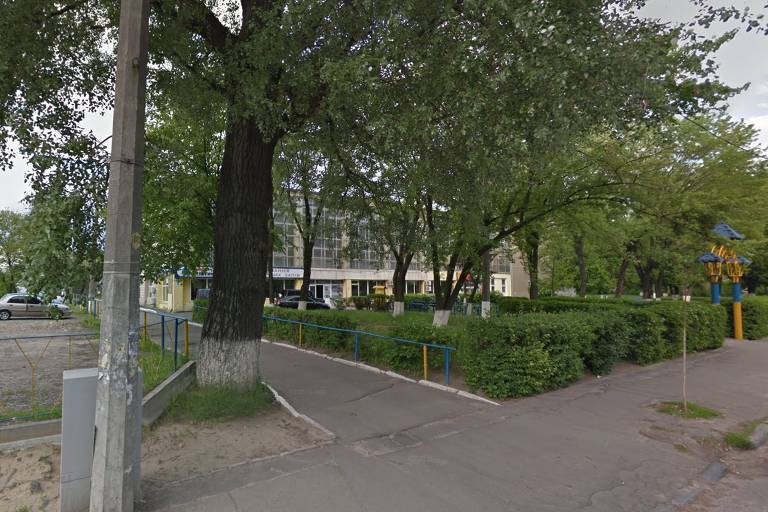 Captura de tela pelo Google Maps de área ao lado de torre de televisão em Kiev  - antes e depois