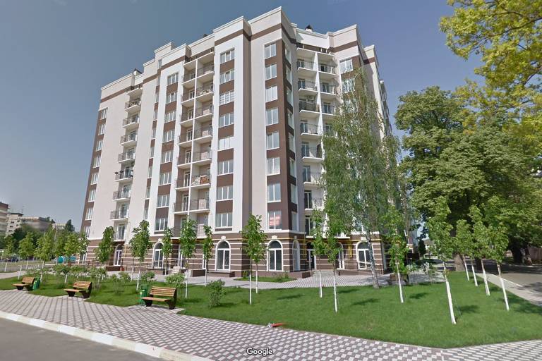 Captura de tela pelo Google Maps de prédio residencial em Butcha, perto de Kiev - antes e depois