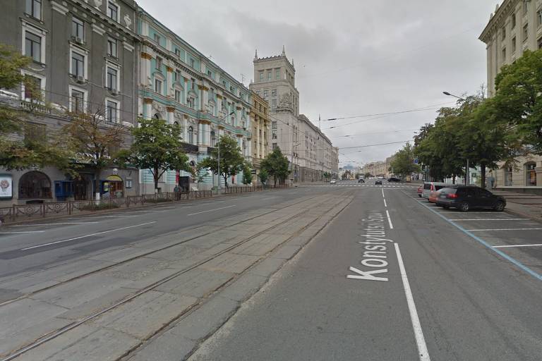 Captura de tela pelo Google Maps de avenida próxima à praça da Constituição, em Kharkiv - antes e depois