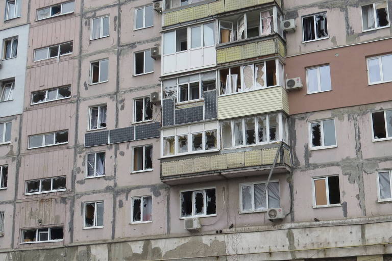Prédio residencial atingido por bombardeio em Mariupol