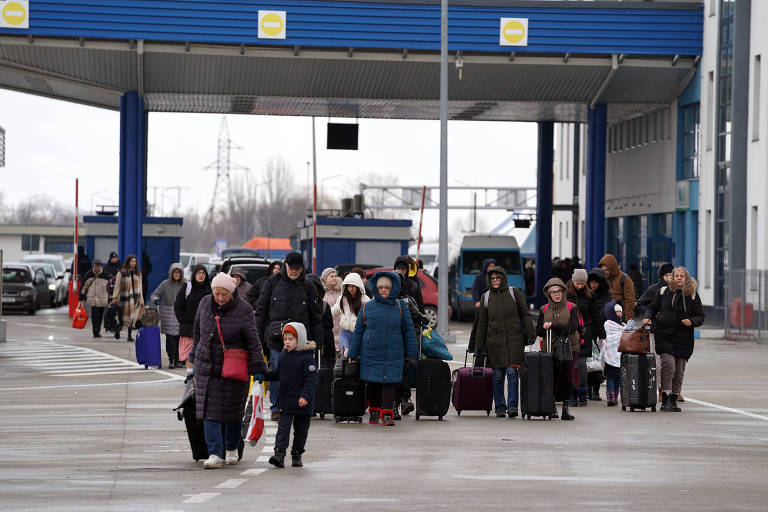Refugiados tentam fugir após ataques russos e guerra na Ucrânia chega ao 8º dia