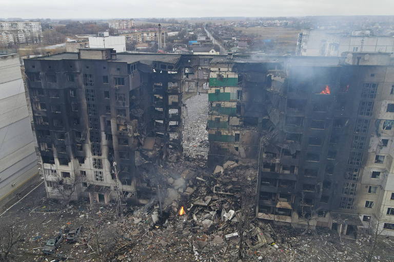 Imagem de vista aérea mostra um edifício residencial destruído por bombardeios, no assentamento de Borodyanka, na região de Kiev