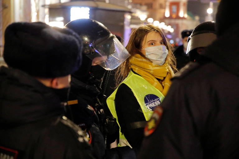 Policiais russos prendem mulher com colete de imprensa durante protesto contra a guerra em São Petersburgo