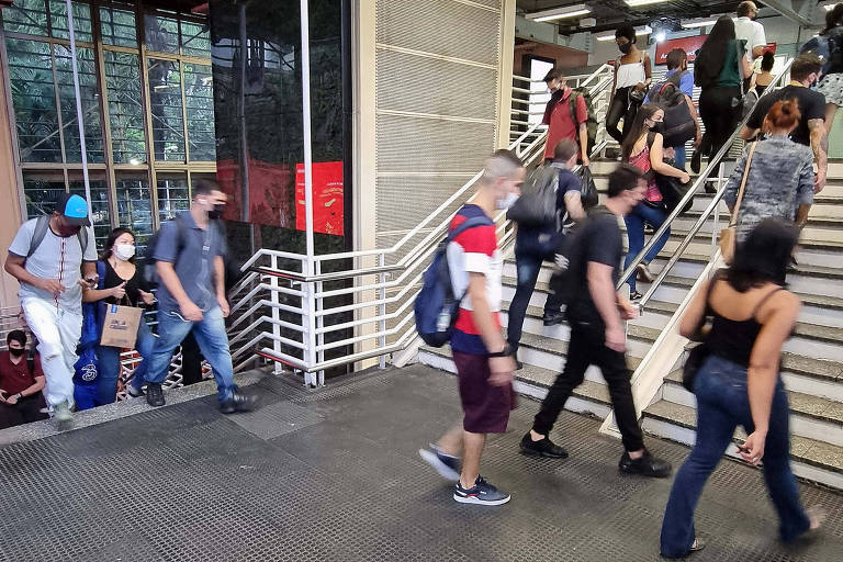 Passageiros sobem escadas para ter acesso à passarela que leva à plataforma da estação Berrini, na linha 9-esmeralda