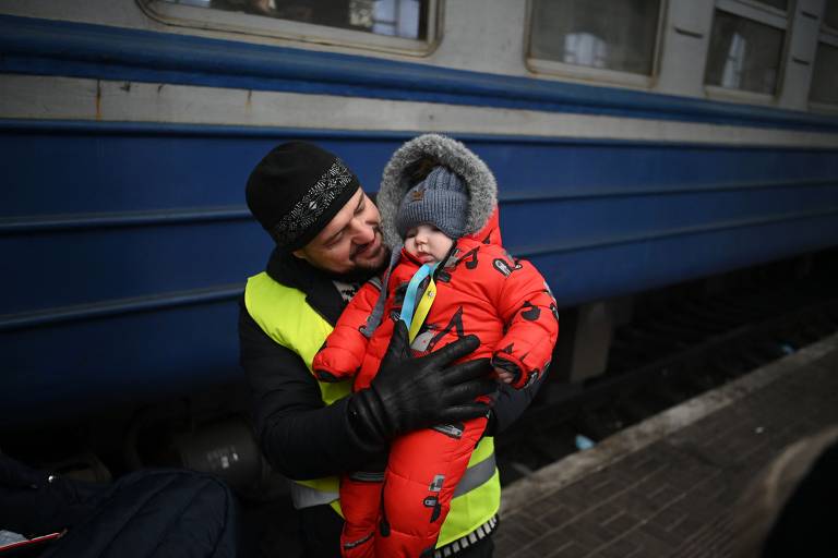 Refugiados tentam escapar após ataques russos e guerra na Ucrânia chega ao 8º dia