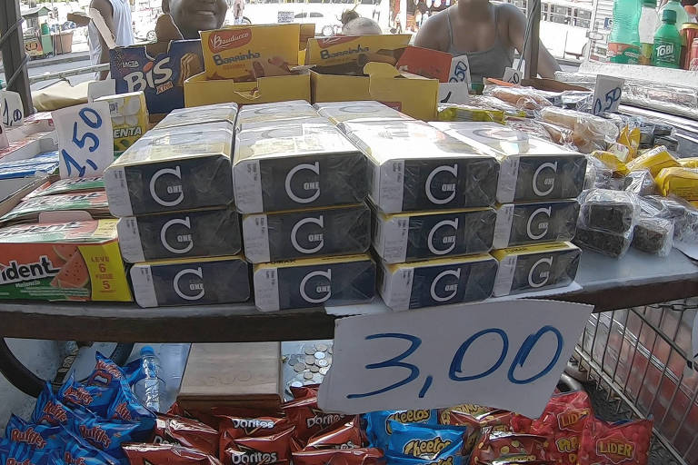 Cigarro paraguaio é vendido abaixo do preço dos produtos nacionais em banca de rua no Brasil