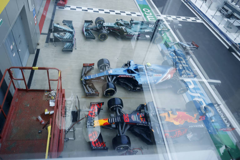 Carros alinhados no autódromo de Sochi, na Rússia, durante o GP disputado em 2021