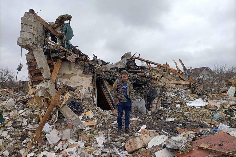 Ucraniano em ruínas da cidade de Jitomir, bombardeada pelos russos
