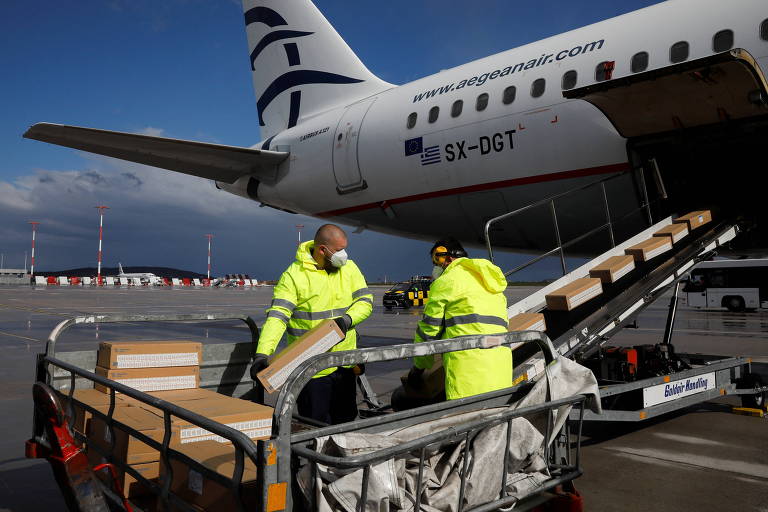 Trabalhadores carregam avião com doações do governo grego para ajuda humanitária na Ucrânia