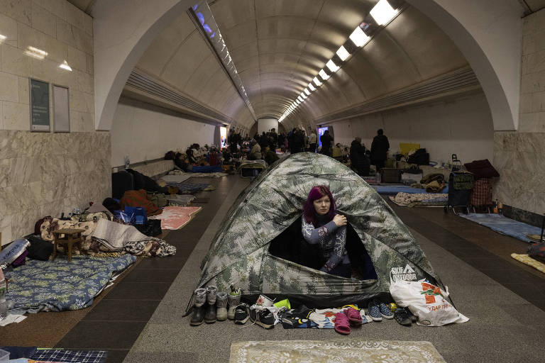 Taria, 27, deixa tenda em que está vivendo com seus dois filhos em uma estação de metrô de Kiev